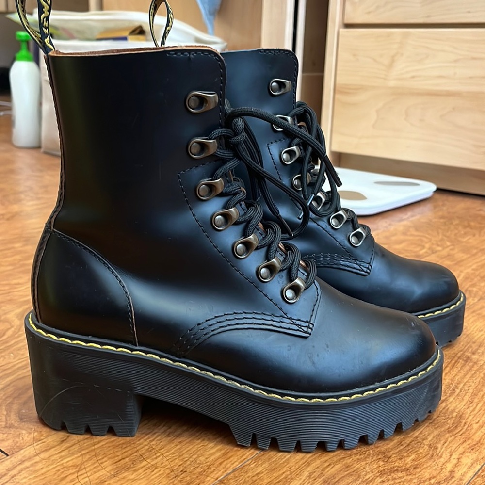 Dr. Martens Leona